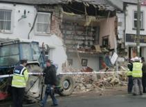 Dùng máy xúc ủi vỡ ngân hàng để… cướp!