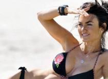 Ngắm Kelly Carlson thả dáng trên bãi biển
