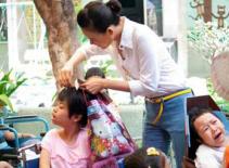 Tuyết Lan làm từ thiện sau khi đăng quang