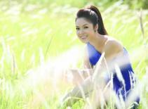 Dương Cẩm Lynh tươi tắn trên đồng cỏ lau