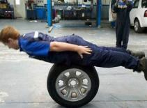 8 người bị mất việc vì chụp ảnh "nằm sấp"