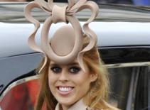 131.000 USD cho chiếc mũ...hình bệ toilet