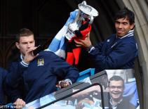 Chùm ảnh Man City rước Cup: Tevez ở đây!