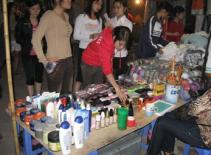 Bôi mỹ phẩm vỉa hè, mặt lở loét te tua