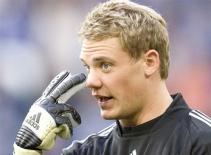 Thủ môn Neuer bị cổ động viên đấm vào mặt