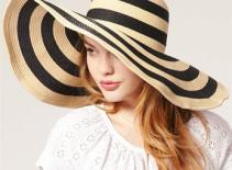 Mũ xinh rạng rỡ trên biển