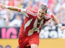 Real nhòm ngó Schweinsteiger