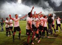 Hạ Bochum, M’Gladbach ở lại Bundesliga