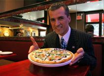 Thưởng thức pizza trị giá... tiền triệu 