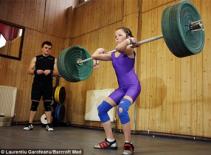 Bé gái 11 tuổi có sức khỏe phi thường