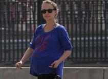 Người đẹp Thiên nga đen sắp đến ngày sinh con