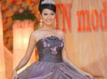 4 hoa khôi "đọ" dáng trên sàn diễn