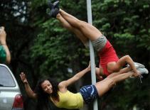 "Đã mắt" xem thiếu nữ múa cột giữa phố