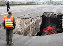 Hố địa ngục nuốt chửng xe tải trong vòng 6 giây