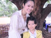 Cẩm Lynh rạng rỡ đi làm từ thiện