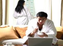 Chồng mê việc hơn mê vợ?