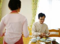 Bị vợ "tra tấn" lỗ tai trong bữa cơm