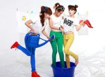 Tung tăng dạo phố với kaki sắc màu 