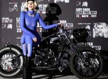 Lady Gaga lại trình diễn thời trang trong suốt đến... "phát khiếp"