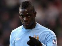 Balotelli chê Jose Mourinho, ca ngợi Roberto Mancini