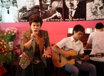 Đinh Mạnh Ninh "khóc, cười" trong buổi họp báo