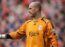 Thủ môn Reina lên bàn mổ