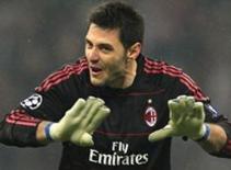 Milan mua đứt bộ ba của Genoa