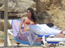 Bồ Puyol cởi áo bơi để tắm nắng