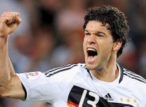 Ballack phản đối kế hoạch chia tay ĐT Đức: Nó như một trò hề