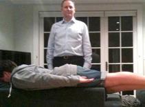 Con trai Thủ tướng New Zealand cũng... chụp ảnh "nằm sấp"