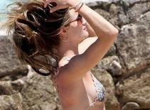 Mỹ nhân nóng bỏng nhất hành tinh thả dáng trên biển