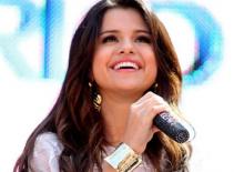 Britney "chắp bút" cho Selena Gomez