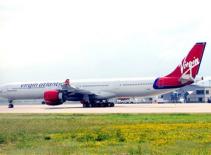 Một hành khách tự rạch cổ mình trên máy bay