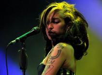 Amy Winehouse say xỉn, ném micro khi đang hát