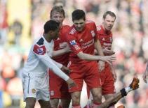 "Ngứa mắt" MU, Gerrard thúc Liverpool bạo chi