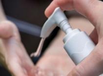 Thèm rượu, uống nước rửa tay