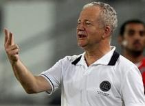 HLV 67 tuổi nhào lộn mừng bàn thắng