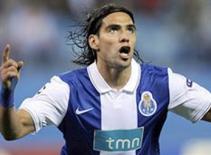 Chelsea: Dùng lương cao dụ Falcao