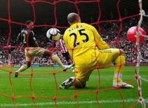 Những pha ghi bàn "cười ra nước mắt"