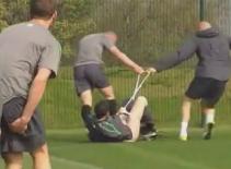 HLV bị tụt quần trên sân tập