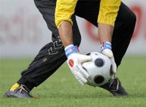 Siêu phẩm từ sai lầm hài hước của thủ môn