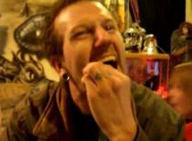 Người đàn ông gây phẫn nộ vì ăn chuột sống