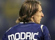 Tottenham sẽ tăng lương gấp đôi cho Modric: Tiền có giữ được tài năng?