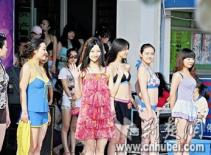 Đại gia ngắm chân dài mặc… bikini để tuyển vợ