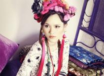 Võ Việt Chung "khoe" lụa Việt tại Thái Lan