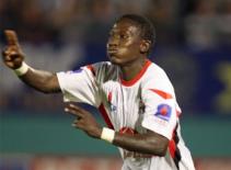 Nhổ nước bọt vào đối phương, sao Đồng Tâm Long An lĩnh án phạt nặng