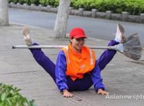 Vừa quét rác vừa tập Thái cực quyền