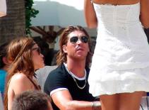 Sergio Ramos tí tởn bên người đẹp