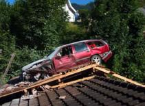 Trộm ô tô rồi phi lên mái nhà