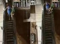 Nghịch ngợm rơi văng khỏi thang máy